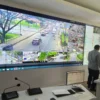 Kadishub KBB, Fauzan Azima saat memantau kamera ATCS di Kantor Dishub, Kecamatan Ngamprah. Rabu (3/4). Foto Jabarekspres