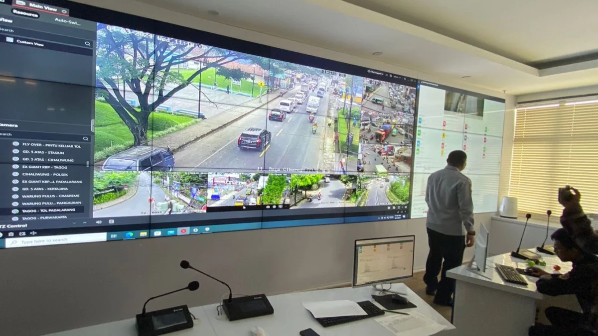 Kadishub KBB, Fauzan Azima saat memantau kamera ATCS di Kantor Dishub, Kecamatan Ngamprah. Rabu (3/4). Foto Jabarekspres