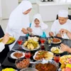 ILUSTRASI makan berlebihan rawan terhadap penyakit yang menyerang setelah lebaran. (freepik)