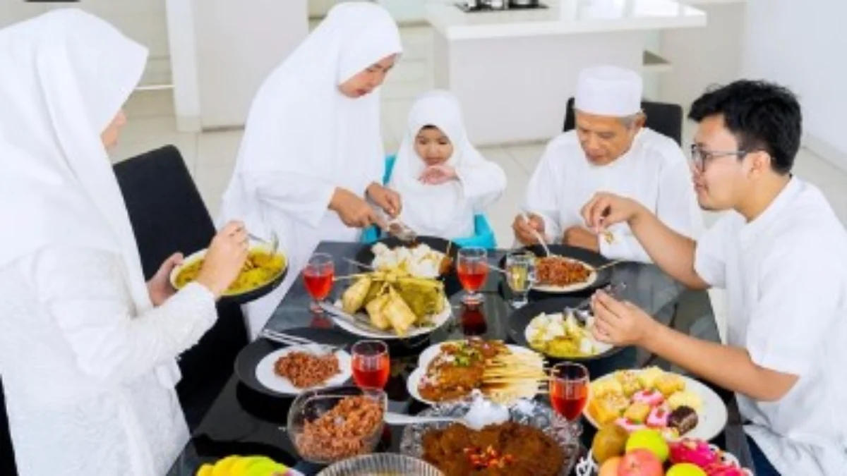 Waspadai 5 Penyakit yang Sering Menyerang Setelah Idul Fitri ILUSTRASI makan berlebihan rawan terhadap penyakit yang menyerang setelah lebaran. (freepik)