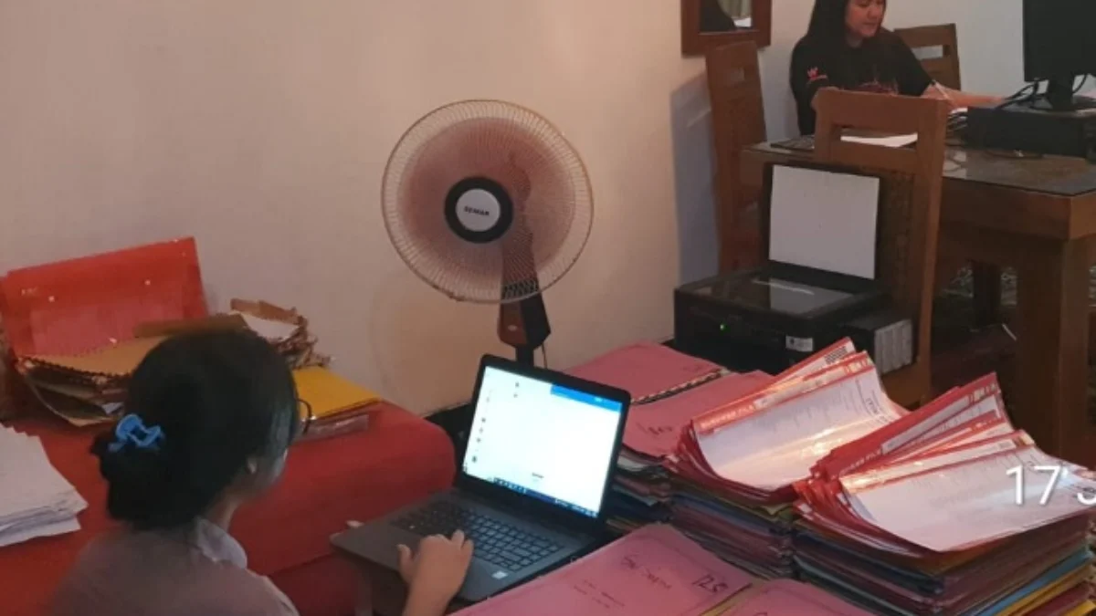 Berkas-berkas Korban Smart Wallet yang sedang diaudit di Kantor Pengacara BAP Law Office oleh pengacara Medioni Anggari. (ist)
