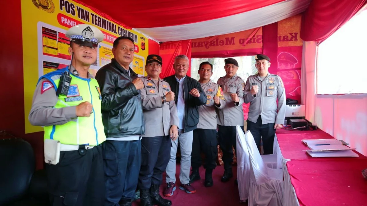 Pesan Menyentuh Pj Wali Kota Bandung untuk Pemudik yang Kembali ke Kota Kembang Pj Wali Kota Bandung, Bambang Tirtoyuliono (tengah), saat meninjau Pospam Idul Fitri 1445 H di Cicaheum, Kota Bandung, Sabtu 13 April 2024.