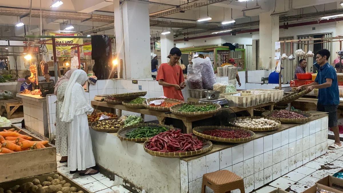 Harga Sayuran Terus Meroket Bikin Pedagang Ngeluh, Jadi Tak Laku? Suasana lapak pedagang sayur di pasar pelita Kota Sukabumi. Riki Achmad/Jabar Ekspres.