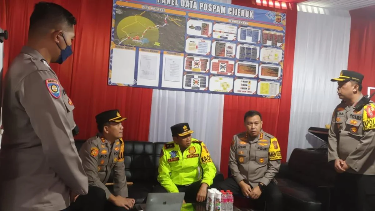 Ops Ketupat Lodaya 2024, Kapolda Jabar Tinjau Pospam Cijeruk Bogor Kapolda Jabar Irjen Pol Dr. Akhmad Wijaya saat mengunjungi pospam Cijeruk, Kabupaten Bogor, Minggu (7/4/) malam. Foto : Dok Polres