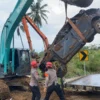 Proses evakuasi mobil Xenia hitam yang menjadi korban longsor Tol Bocimi, Kamis (4/4).