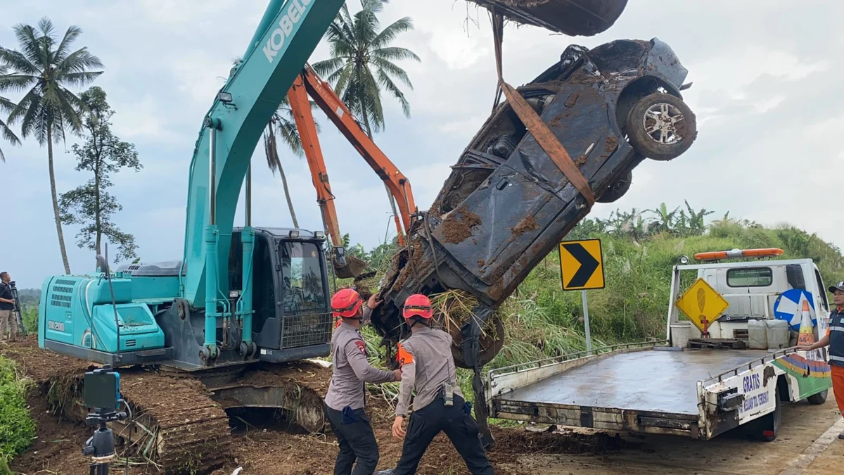 Terperosok Selama 18 Jam, Mobil Xenia Hitam di Tol Bocimi Berhasil Dievakuasi Proses evakuasi mobil Xenia hitam yang menjadi korban longsor Tol Bocimi, Kamis (4/4).