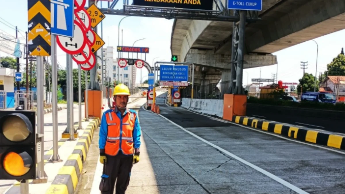 PLN UP3 Bogor Siaga di Zona Transportasi Publik Untuk Jamin Kelancaran Arus Balik Lebaran Petugas dari PLN UP3 Bogor yang siap Siaga di Zona Transportasi Publik.