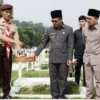 Bupati Bandung Dadang SUpriatna bersama Wakil Bupati Bandung Sahrul Gunawan didampingi jajaran Forkopimda saat ziarah ke makam Bupati Bandung terdahulu. (ist)