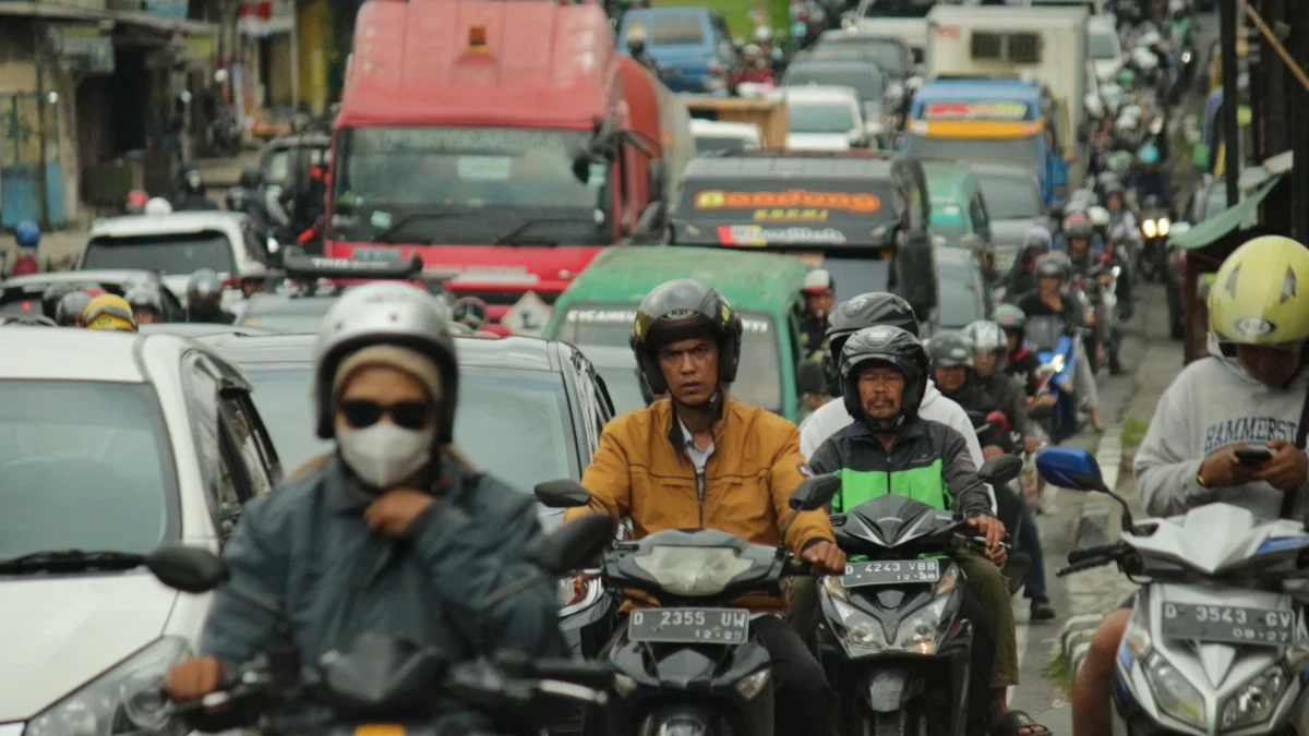 Kepadatan arus lalu lintas di Jalan Raya Cinunuk, Kabupaten Bandung. (Pandu Muslim/Jabar Ekspres)