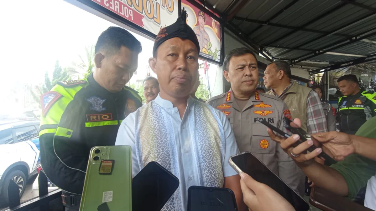 PJ Bupati Bogor Asmawa Tosepu saat meninjau pos gadog. Foto : Sandika Fadilah/Jabarekspres.com