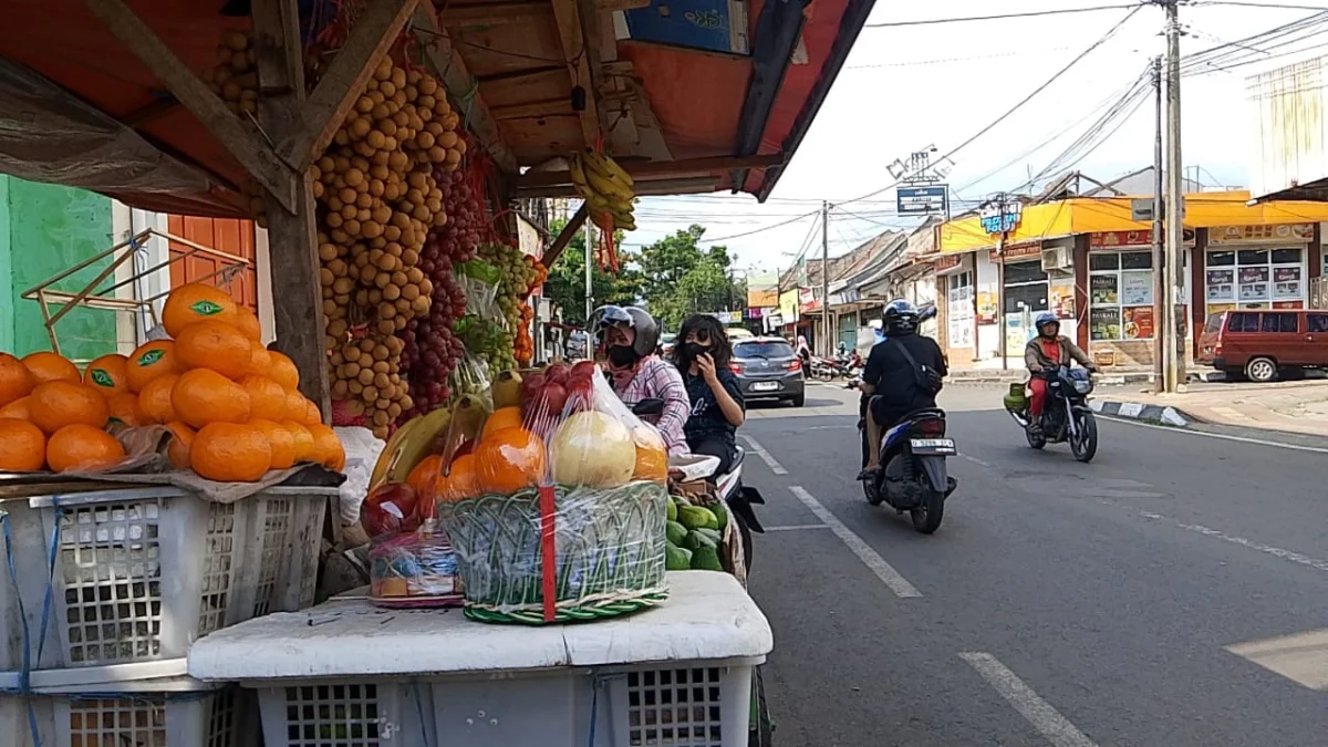 Libur Lebaran, Pedagang Buah di Cimahi Keluhkan Penurunan Omset Doc. Penjual Buah Keluhkan Sepinya Pembeli Pasca Lebaran (Mong)