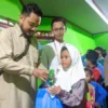 Ketua Karta Rancasari Fachry Fajar saat memberikan santunan. (dok Karta Rancasari)