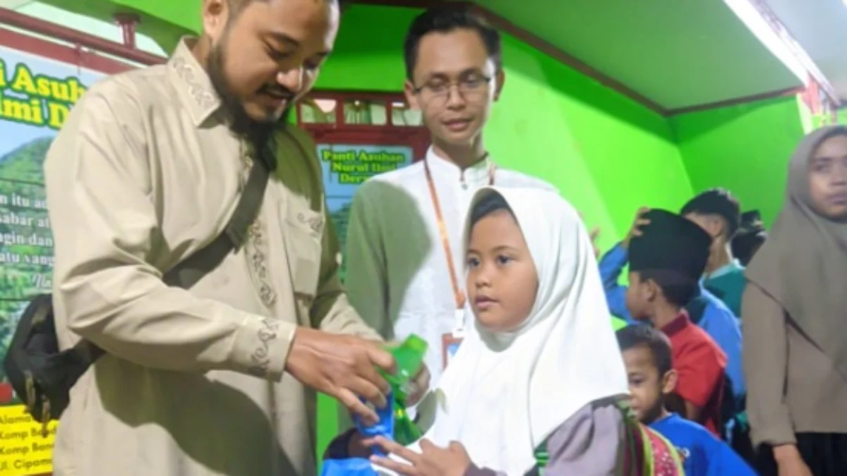 Kuatkan Kepekaan dan Kepedulian, Karta Rancasari Santuni Anak Yatim Dengan Aksi BERLIAN Ketua Karta Rancasari Fachry Fajar saat memberikan santunan. (dok Karta Rancasari)