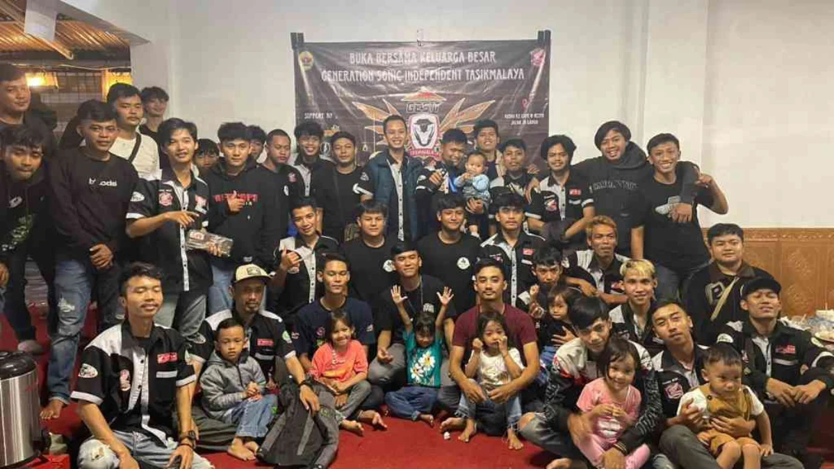 Keluarga besar Generation Sonic Independent Tasikmalaya (GESIT), saat menggelar kegiatan buka bersama.