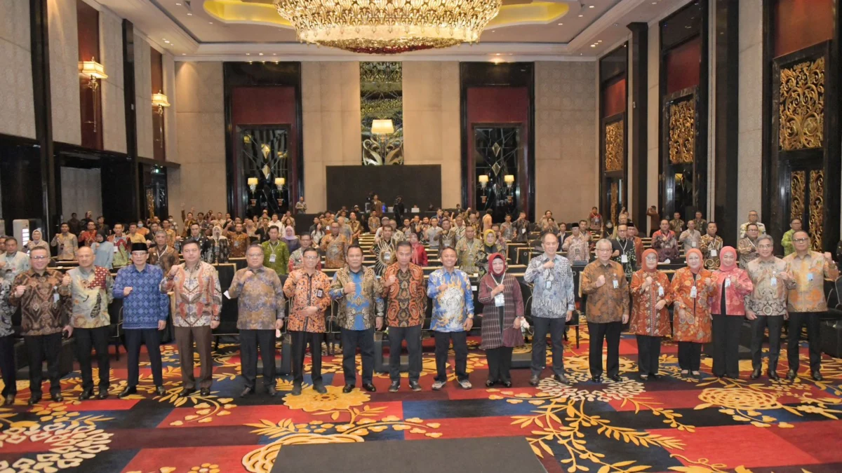 Bey Machmudin Harap Kontribusi Bank BJB Semakin Besar dalam Pembangunan Jabar Pj Gubernur Jawa Barat Bey Machmudin menghadiri Rapat Umum Pemegang Saham (RUPS) Tahunan Bank BJB Tahun Buku 2023 di The Trans Luxury Hotel, Kota Bandung, Selasa (2/4/2024).(Foto: Rizal Fs/Biro Adpim Jabar)
