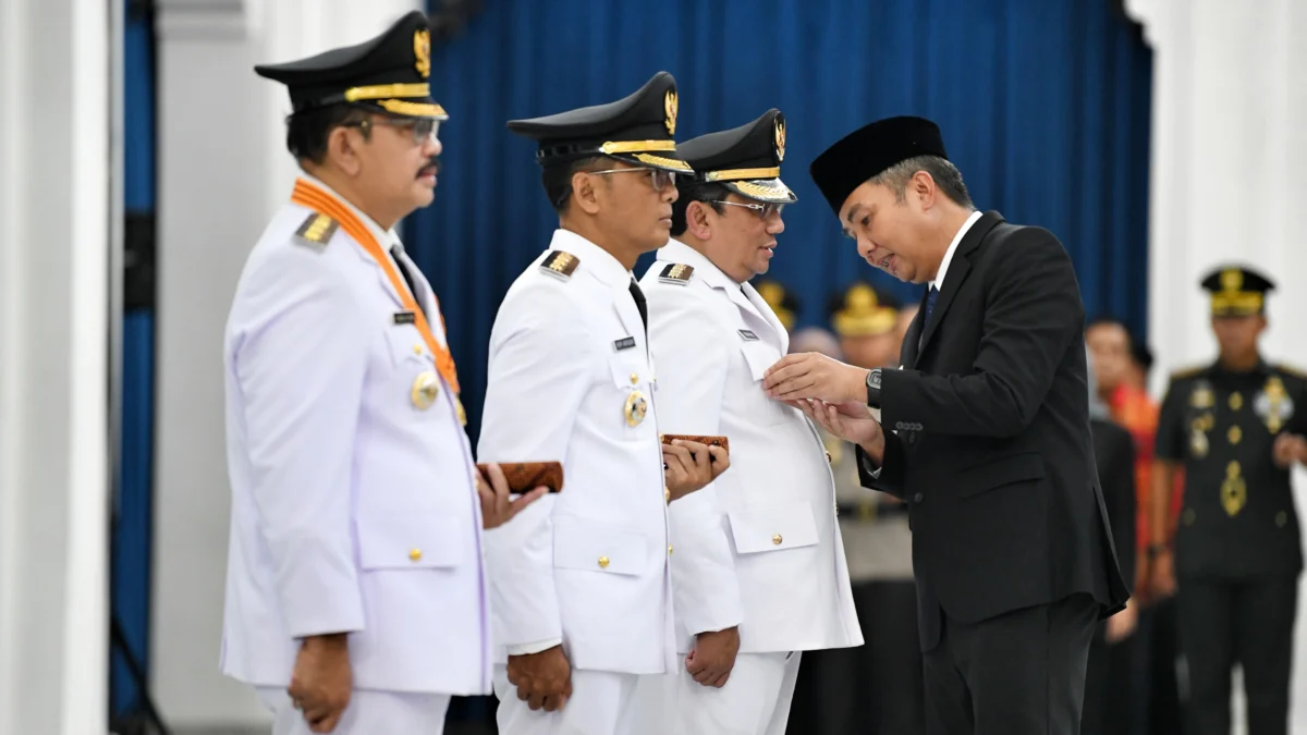 Penjabat Gubernur Jawa Barat Bey Machmudin saat pelantikan Pj Wali Kota Bogor, Pj Bupati Ciamis, dan Pj Bupati Sumedang di Aula Barat Gedung Sate, Kota Bandung, Sabtu (20/4/2024). (Foto: Aji Baram/Biro Adpim Jabar)