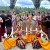 Jalannya Syuting acara variety show hingga lima artis KPop ditahan di bali karena kendala perizinan. (instgram @xosone_ss)