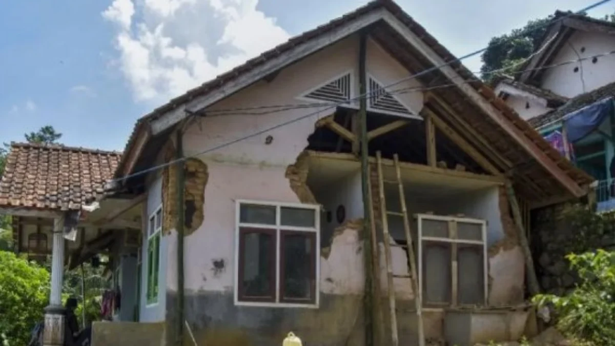 Sekda Jabar Instruksikan Kepala Perangkat Daerah untuk Data Dampak Gempa Garut Salah satu rumah yang terdampak gempa Garut. (Foto: ANTARA)