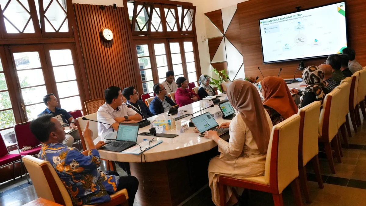 Rapat ekspose paparan Asda II di lingkup Sekretariat Daerah di Ruang Rapat Ciremai Gedung Sate, Kota Bandung, Selasa (2/4/2024 bersama Sekda Jabar, Herman Suryatman).(Foto: Biro Adpim Jabar)