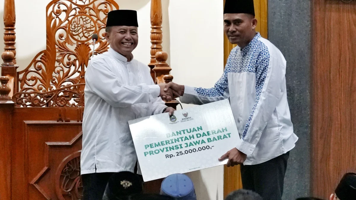 Sekda Jabar Herman Suryatman saat menghadiri Tarawih keliling di di Masjid Al-Ikhlas Kodam III/Siliwangi, Kota Bandung, Selasa (2/4/2024). (dok pemprov Jabar)