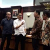 Kepala Bidang Perumahan, Achmad Haidar Setiawan, bersama Marketing Manager Samesta Pasadana Perumnas Endang Kurniawan, didampingi Kepala Dinas Perumahan dan Permukiman (Diskimrum) Jabar Indra Maha serta Project Director Perum Perumnas Bandung 2, Aditiya Prio Singgih.
