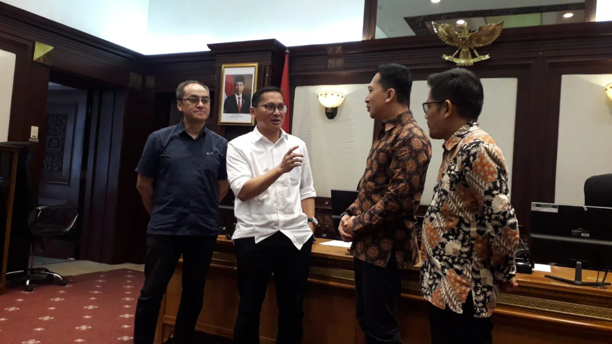 Kepala Bidang Perumahan, Achmad Haidar Setiawan, bersama Marketing Manager Samesta Pasadana Perumnas Endang Kurniawan, didampingi Kepala Dinas Perumahan dan Permukiman (Diskimrum) Jabar Indra Maha serta Project Director Perum Perumnas Bandung 2, Aditiya Prio Singgih.