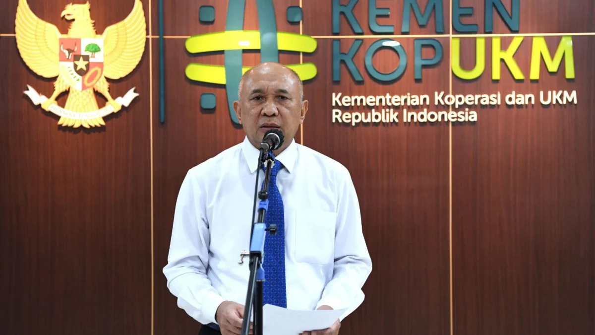 Menteri Koperasi dan UKM (MenKopUKM) Teten Masduki saat memebrikan keterangan resminya terkait pembatasan jam operasional usaha ritel. (ist)