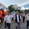 Plt Kepala Dinas Perhubungan Kota Bandung, Asep Kuswara (Kiri) dan Penjabat Wali Kota Bandung, Bambang Tirtoyuliono saat menggelar ramp check serentak nasional di Terminal Cicaheum, Kota Bandung (Sadam Husen / JE)