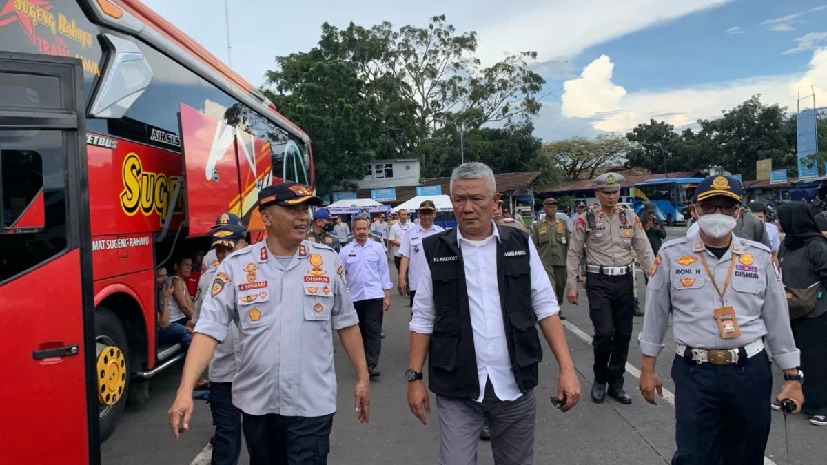 Plt Kepala Dinas Perhubungan Kota Bandung, Asep Kuswara (Kiri) dan Penjabat Wali Kota Bandung, Bambang Tirtoyuliono saat menggelar ramp check serentak nasional di Terminal Cicaheum, Kota Bandung (Sadam Husen / JE)