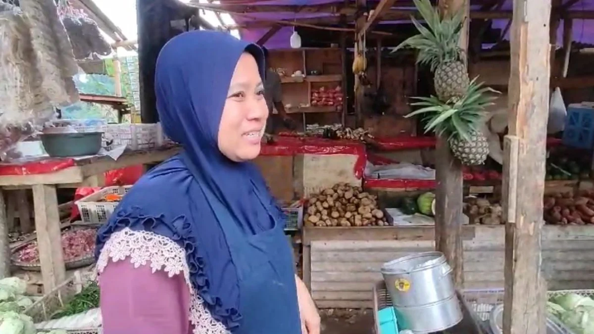 65 Rumah Rusak Dihantam Angin Puting Beliung di Cimaung Kabupaten Bandung, Warga: Kaget dan Panik Liat Atap Rusak Warga di Desa Sukamaju dan Desa Cimaung, Kecamatan Cimaung, Kabupaten Bandung, mengalami dampak dari angin puting beliung yang melanda pada Rabu (24/4). Foto Agi