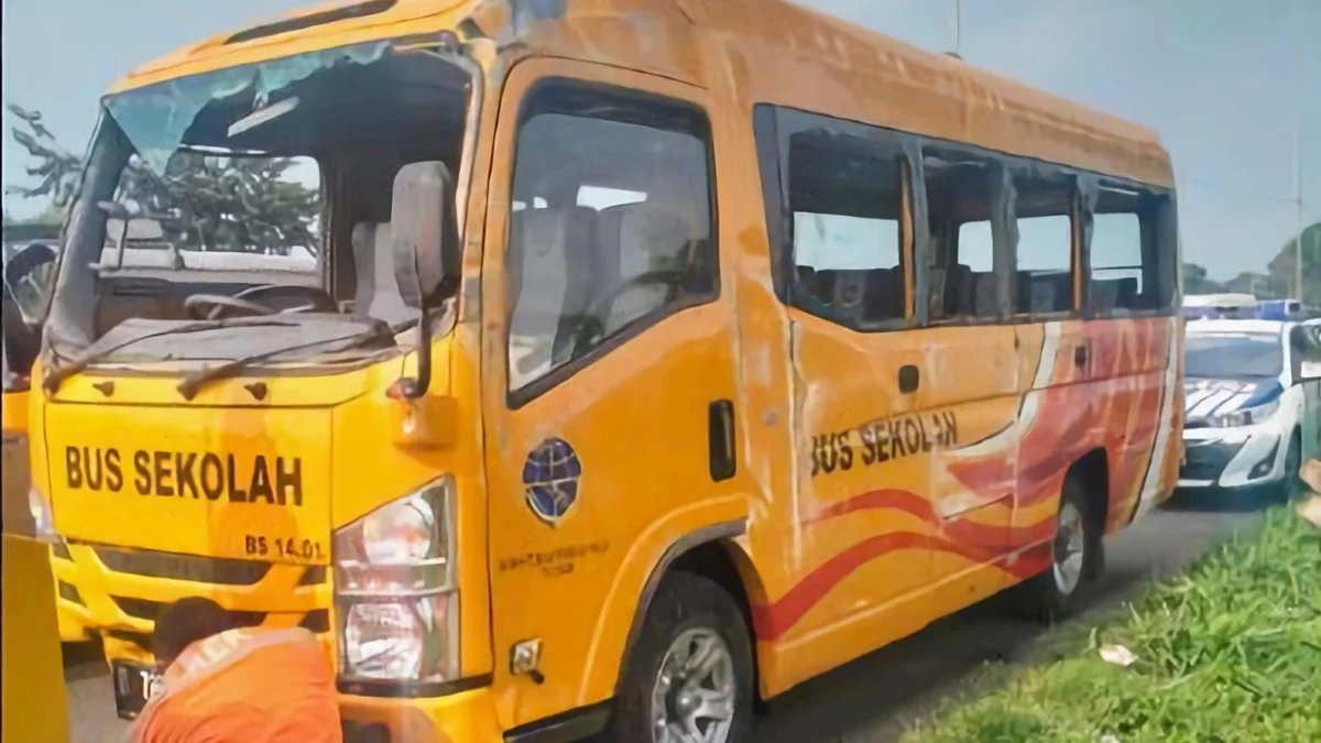 Bus Sekolah bertuliskan Kementerian Perhubungan mengalami laka lantas di Tol Purbaleunyi KM 147 Jalur B, Kabupaten Bandung. (Istimewa)