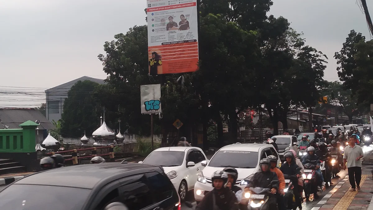 Kemacetan dari Bundaran Cibiru ke arah Cileunyi mengalami kepadatan arus lalu lintas yang didominasi oleh kendaraan roda dua. (Yanuar/Jabar Ekspres)