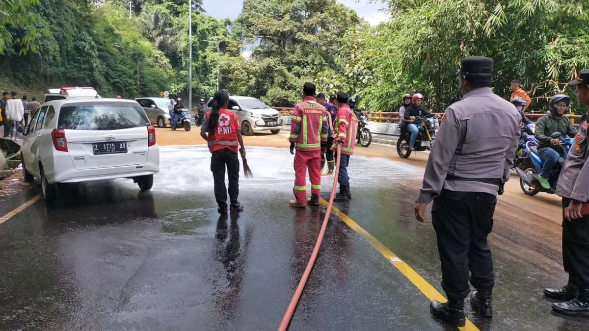 Solar Tumpah di Jalan Cadas Pangeran Sumedang, Sejumlah Pengendara Roda Dua Tergelincir