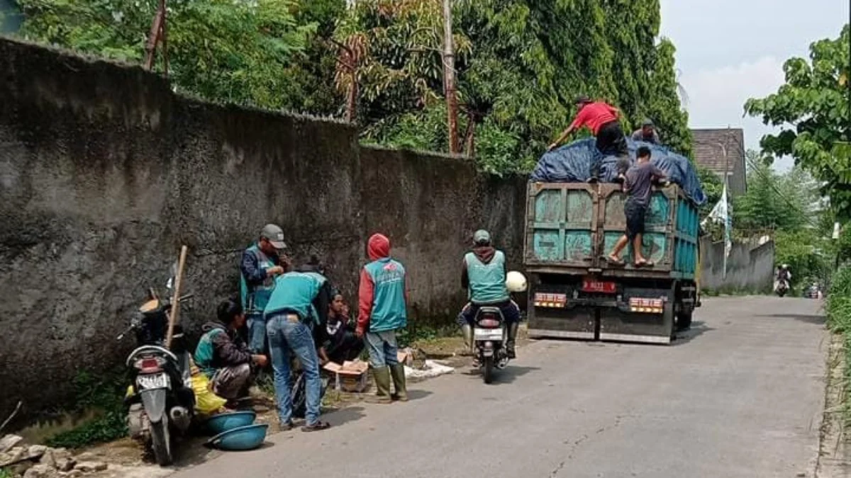 Pihak Kecamatan Cileunyi, Desa Cimekar dan UPTD Kebersihan, termasuk Bhabinkamtibmas Desa Cimekar turun tangan gotongroyong bersihkan tumpukan sampah di kawasan jalan menuju SMPN 1 Cileunyi.