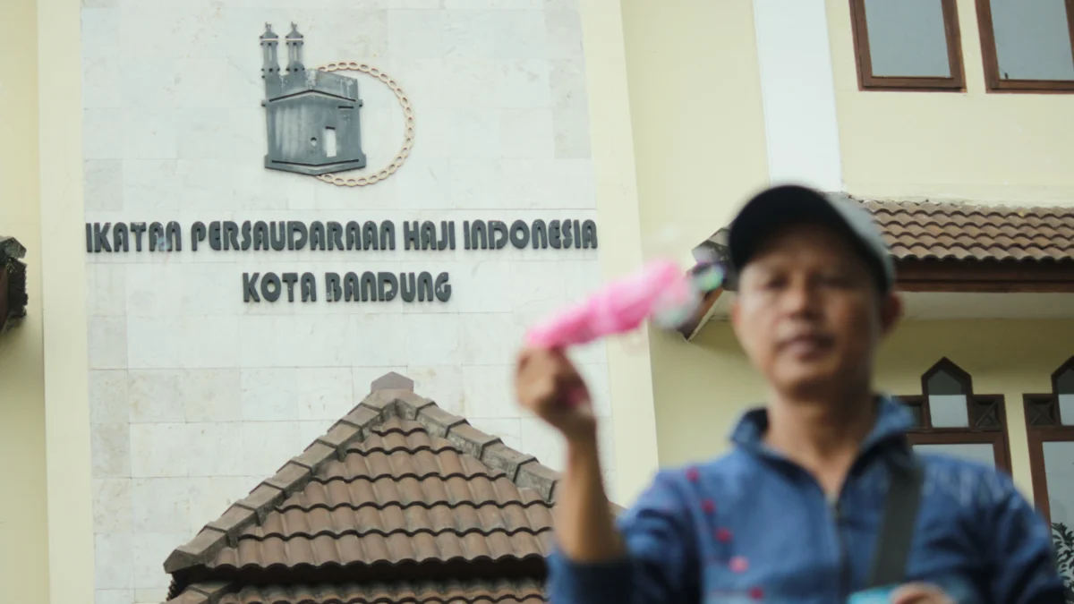 Bey Machmudin Pastikan Perjalanan Haji dari Jawa Barat Berjalan Lancar Aktivitas masyarakat di kawasan Gedung Ikatan Persaudaraan Haji Indonesia (IPHI) atau Wisma Haji Kota Bandung, Jalan Purwakarta, Antapani, Kota Bandung, Sabtu(27/4). (Pandu Muslim/Jabar Ekspres)
