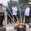 Kapolres Ciamis AKBP Akmal bersama Forkopimda Kabupaten Ciamis memusnahkan barang bukti hasil operasi Pekat dalam rangka cipta kondisi menyambut Hari Raya Idul Fitri 1445 hijriyah di kawasan Alun Alun Ciamis, Jawa Barat, Rabu 3 April 2024. (Istimewa)