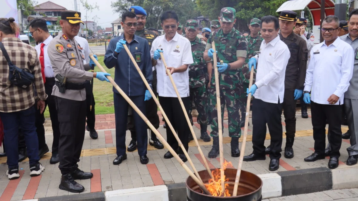 Kapolres Ciamis AKBP Akmal bersama Forkopimda Kabupaten Ciamis memusnahkan barang bukti hasil operasi Pekat dalam rangka cipta kondisi menyambut Hari Raya Idul Fitri 1445 hijriyah di kawasan Alun Alun Ciamis, Jawa Barat, Rabu 3 April 2024. (Istimewa)