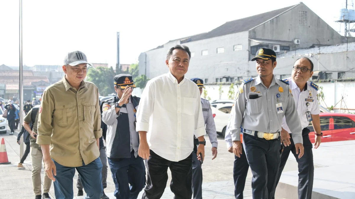 Sekda Jabar Apresiasi Outlet Samsat Digital Bapenda di Leuwipanjang Sekda Jabar Herman Suryatman saat mengunjungi Outlet Samsat Digital Bapenda di Leuwipanjang.