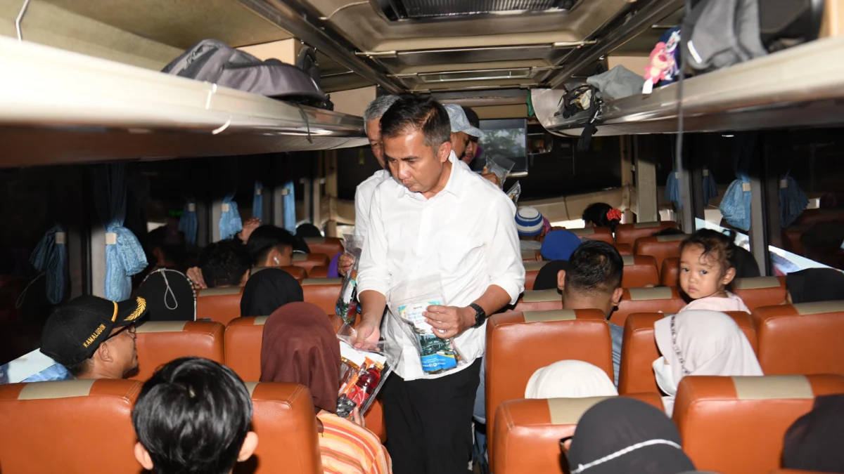 Pj Gubernur Jabar Bey Machmudin saat berdialog dengan para pemudik.
