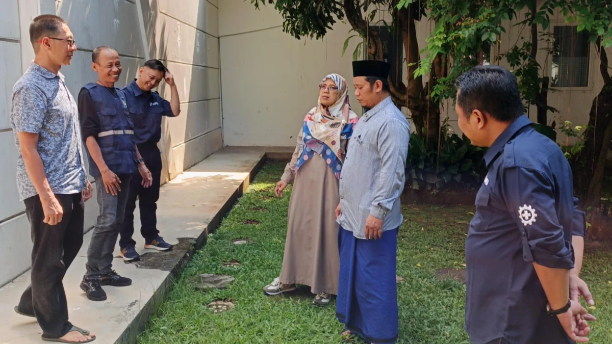 Jajaran DLH Kota Bogor saat meninjau kantor RMU di Jalan Gunung Gede, Kelurahan Babakan, Kecamatan Bogor Tengah, Kota Bogor. (Yudha Prananda / Jabar Ekspres)