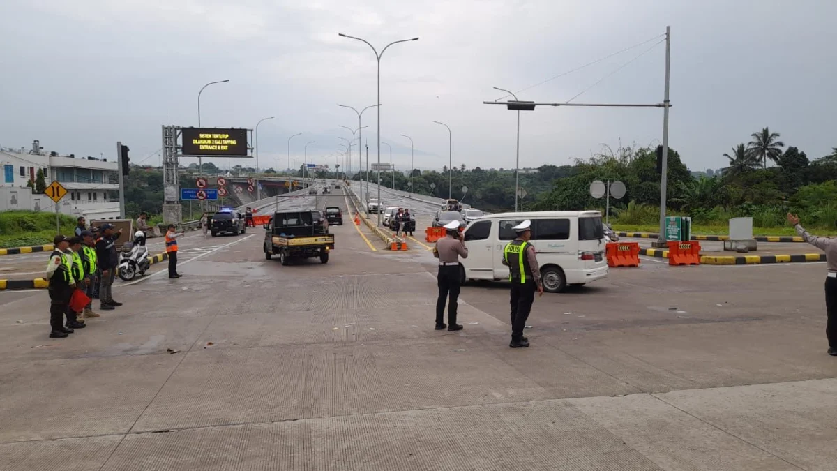 Diterjang Hujan, Tol Bocimi Seksi 2 Masih Bisa Dilalui Kendaraan Ilustasi kendaraan di exit tol parungkuda. Riki Achmad/Jabar Ekspres