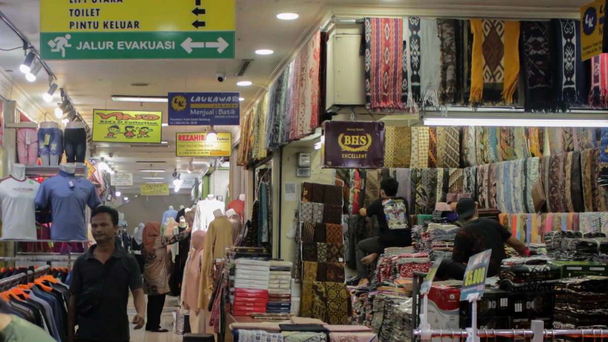 Jelang Lebaran, kenaikan omzet belum didapat sebagian pedagang Pasar Baru (Pandu Muslim / JE)