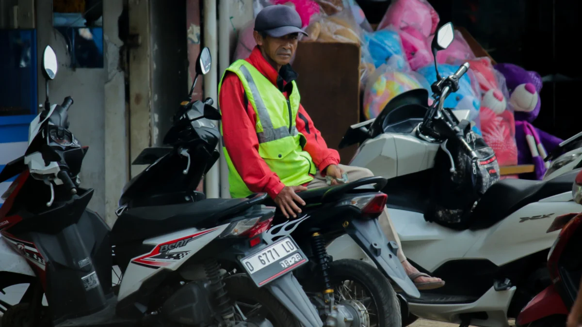 Penertiban Jukir Liar Butuh Keberanian Pemerintah Serta Peran Masyarakat Ilustrasi: Juru Parkir (Jukir) di kawasan Pasar Ujungberung, Kota Bandung. (Pandu Muslim/Jabar Ekspres)