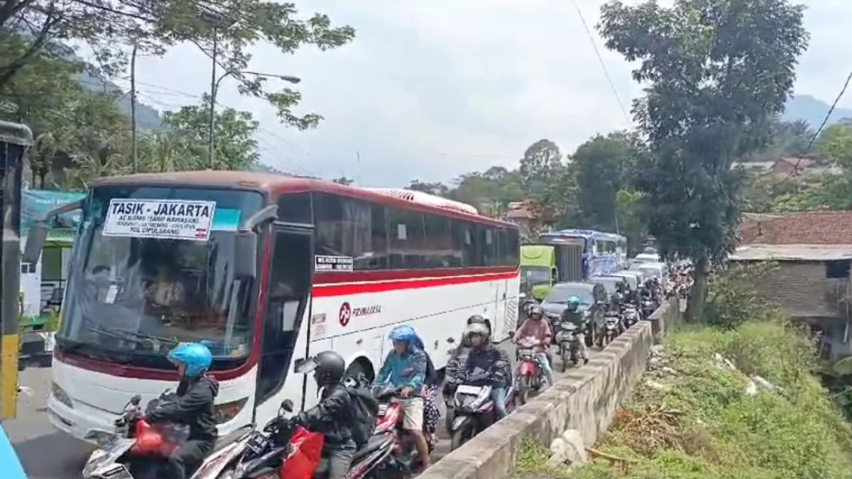 H-4 Jelang Hari Raya Idul Fitri 2024, Kawasan Cikaledong Nagreg Mulai Dipadati Pemudik yang Melintas, Sabtu (6/4/2024). Foto Agi Jabar Ekspres