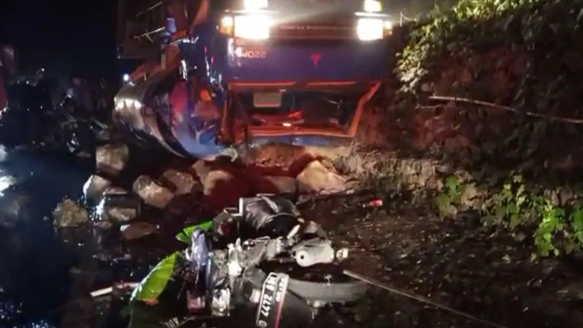Truk Tangki Terguling di Bandung Barat Timpa 3 Orang Pemotor hingga Tewas Truk tangki terguling dan timpa sepeda motor di Jalan Raya Citatah Cipatat, Kabupaten Bandung Barat. Minggu (7/4). Foto Jabarekspres