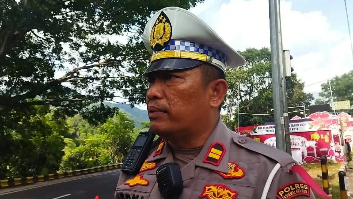 KBO Lantas Polresta Tasikmalaya Kota, Iptu Soni Alamsyah di jalur mudik Lingkar Gentong, Tasikmalaya, Sabtu (13/4). (Nizar/Jabar Ekspres)