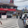 Petugas kepolisian tengah mengatur lalu lintas di Simpang Tol Padalarang, Bandung Barat. Senin (8/4). Foto Jabarekspres