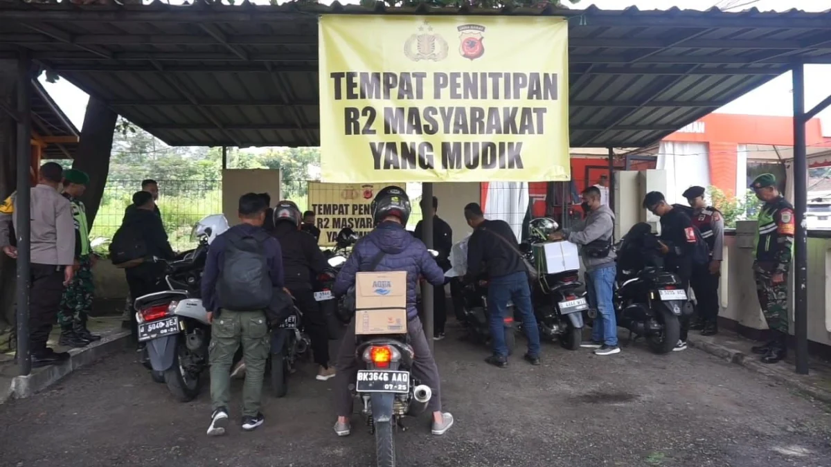 GRATIS! Pemudik yang Tinggalkan Bandung, Bisa Titip Kendaraan di Sini Masyarakat menitipkan kendaraannya baik itu roda dua maupun roda empat di Polsek Nagreg saat akan mudik, Senin (8/4/2024). Foto Istimewa