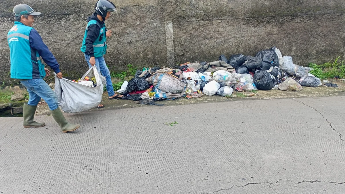 Ganggu Pemandangan! Tumpukan Sampah di Tepi Jalan SMPN 1 Cileunyi Muncul Lagi Gotongroyong bersihkan tumpukan sampah di ruas jalan menuju SMPN 1 Cileunyi, wilayah Desa Cimekar, Kecamatan Cileunyi, Kabupaten Bandung.