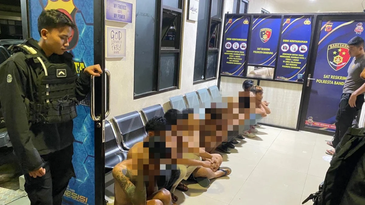 Sekolompok pemuda yang berhasil diamanakan Tim Si Jalak Presisi Polresta Bandung setelah membawa senjata tajam. Foto Istimewa